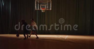 两名年轻的<strong>篮球</strong>运动员进行<strong>篮球比赛</strong>，业余选手进行场地运动，球拍剪影运球